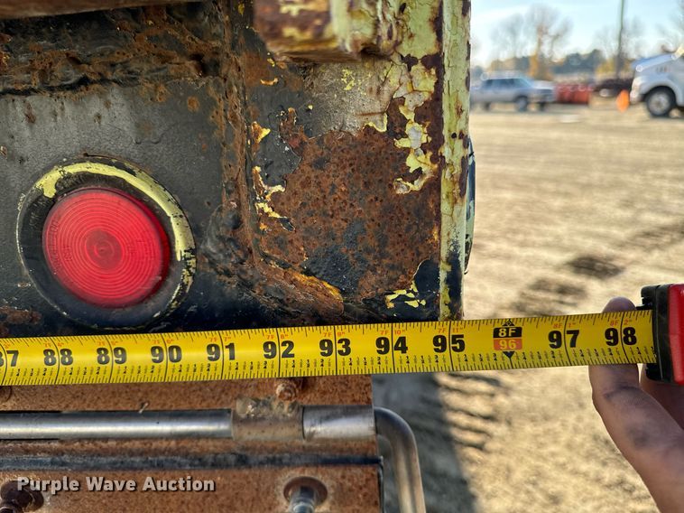 image for item EG6836 1985 Oshkosh P-2526-1 dump truck