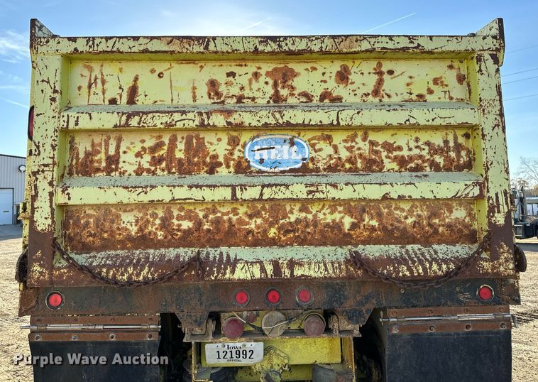 image for item EG6836 1985 Oshkosh P-2526-1 dump truck