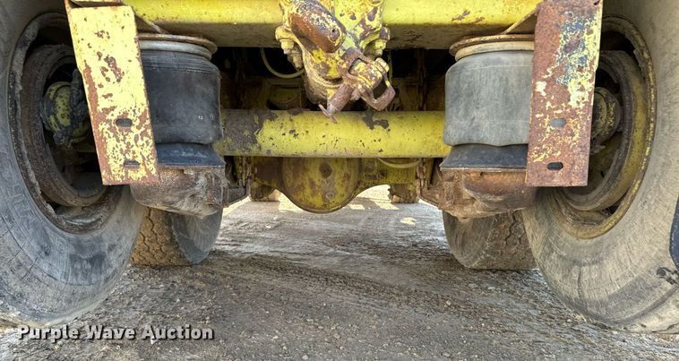 image for item EG6836 1985 Oshkosh P-2526-1 dump truck