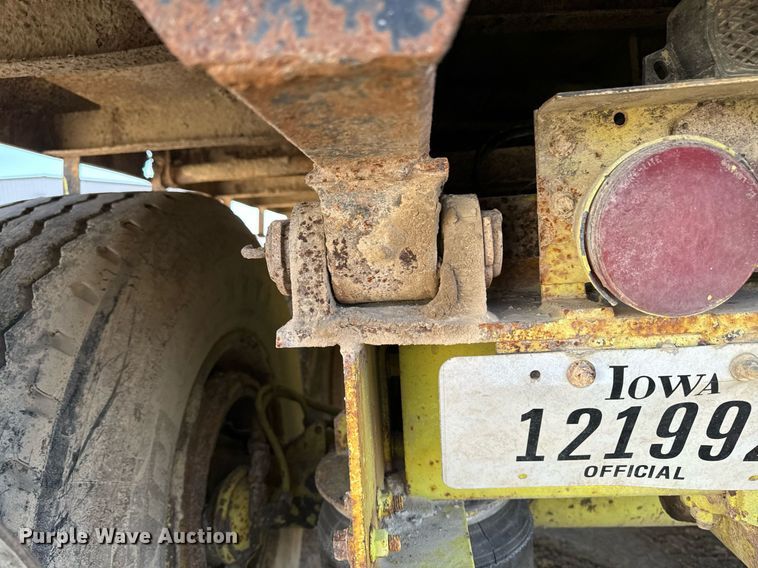 image for item EG6836 1985 Oshkosh P-2526-1 dump truck