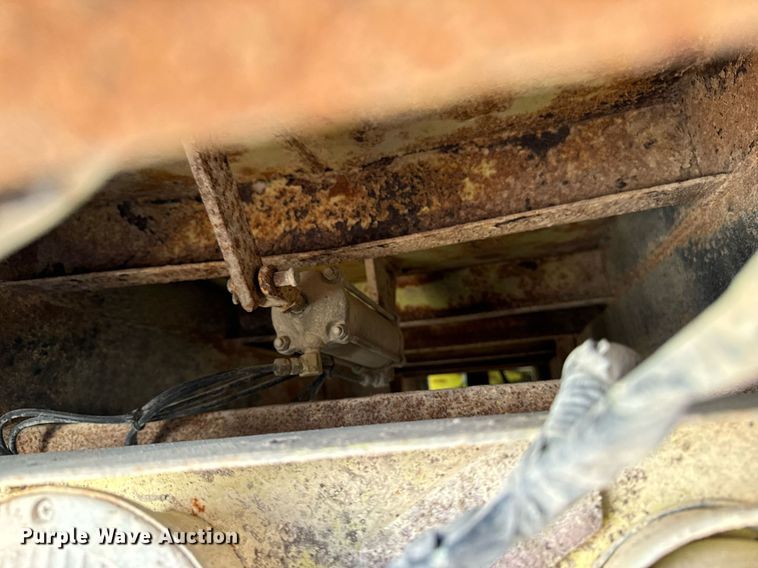 image for item EG6836 1985 Oshkosh P-2526-1 dump truck