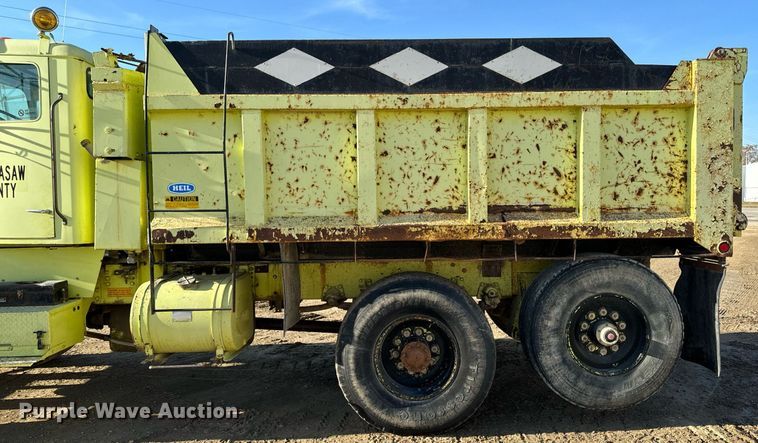 image for item EG6836 1985 Oshkosh P-2526-1 dump truck
