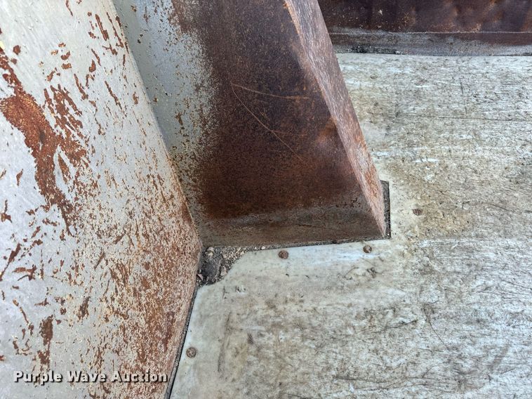 image for item EG6836 1985 Oshkosh P-2526-1 dump truck