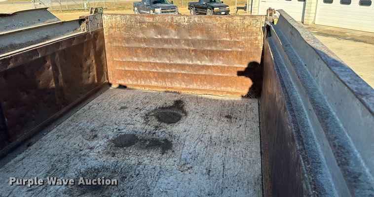 image for item EG6836 1985 Oshkosh P-2526-1 dump truck