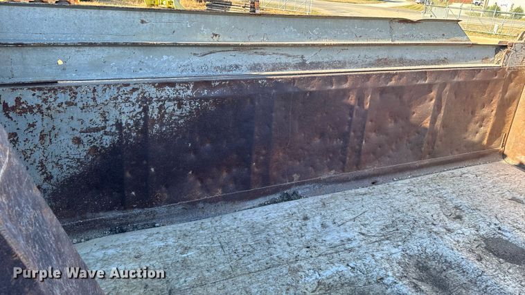 image for item EG6836 1985 Oshkosh P-2526-1 dump truck