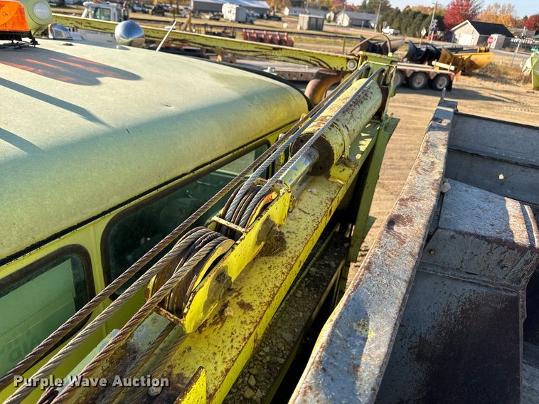 image for item EG6836 1985 Oshkosh P-2526-1 dump truck