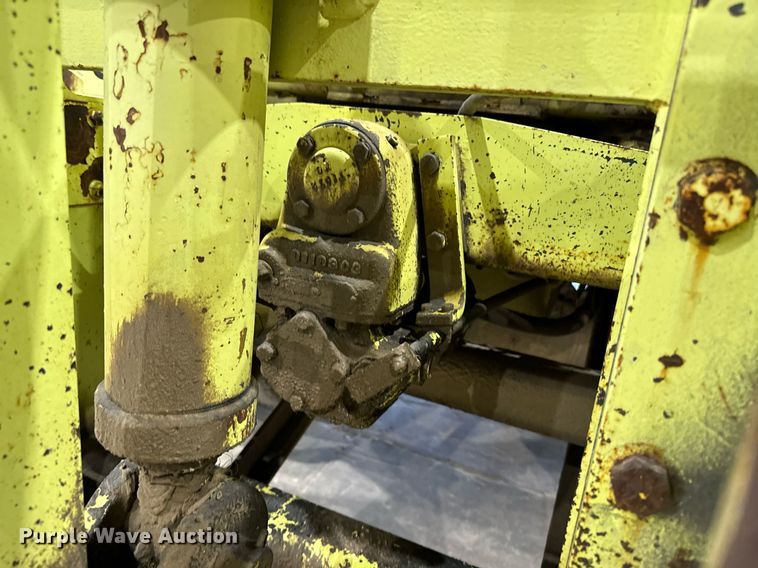 image for item EG6836 1985 Oshkosh P-2526-1 dump truck