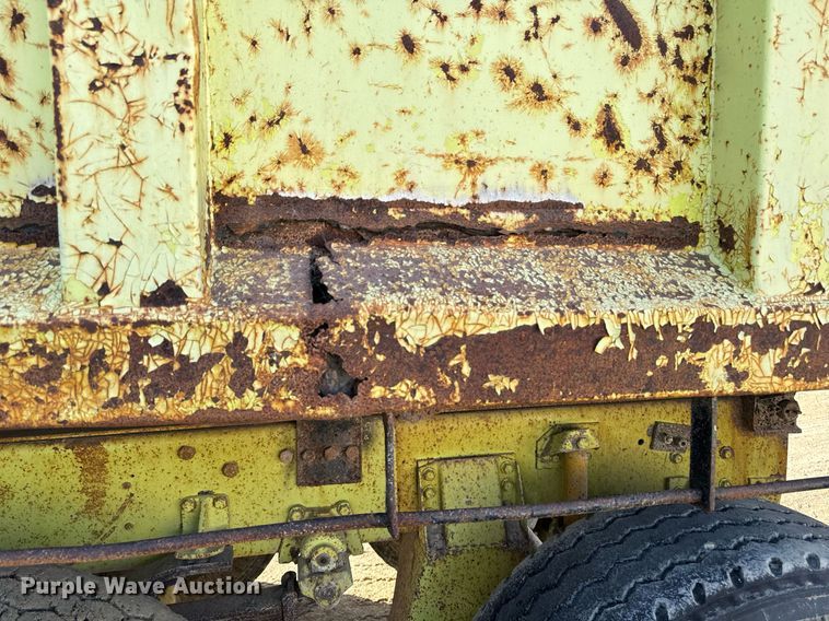 image for item EG6836 1985 Oshkosh P-2526-1 dump truck