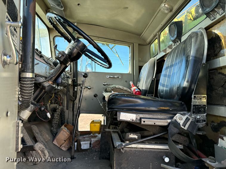 image for item EG6836 1985 Oshkosh P-2526-1 dump truck