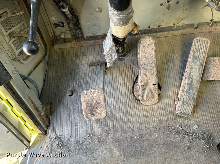 image for item EG6836 1985 Oshkosh P-2526-1 dump truck