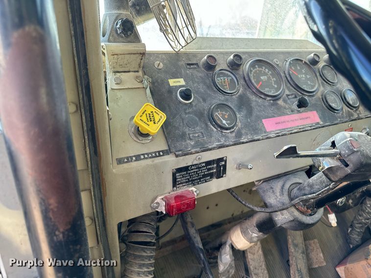 image for item EG6836 1985 Oshkosh P-2526-1 dump truck