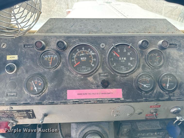 image for item EG6836 1985 Oshkosh P-2526-1 dump truck