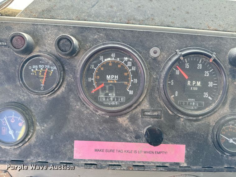 image for item EG6836 1985 Oshkosh P-2526-1 dump truck