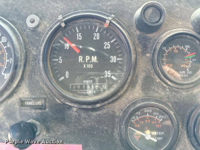 image for item EG6836 1985 Oshkosh P-2526-1 dump truck