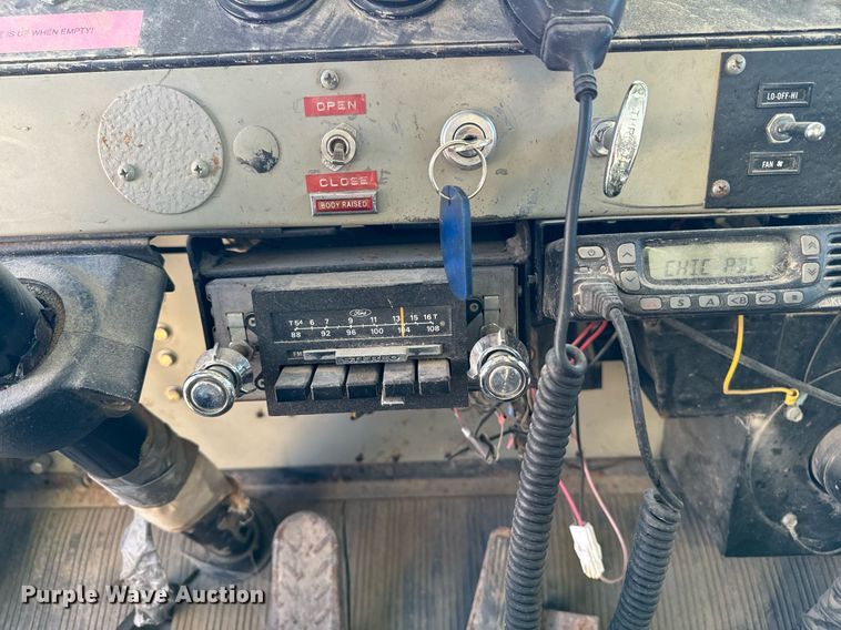 image for item EG6836 1985 Oshkosh P-2526-1 dump truck