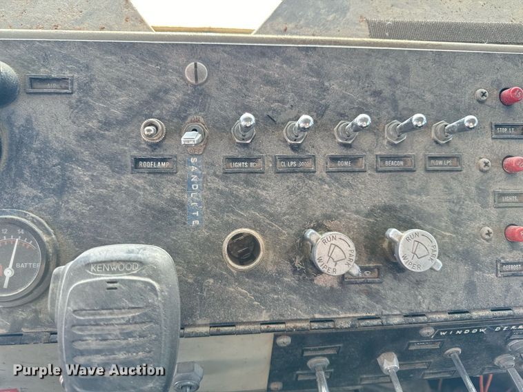 image for item EG6836 1985 Oshkosh P-2526-1 dump truck