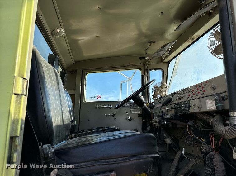 image for item EG6836 1985 Oshkosh P-2526-1 dump truck