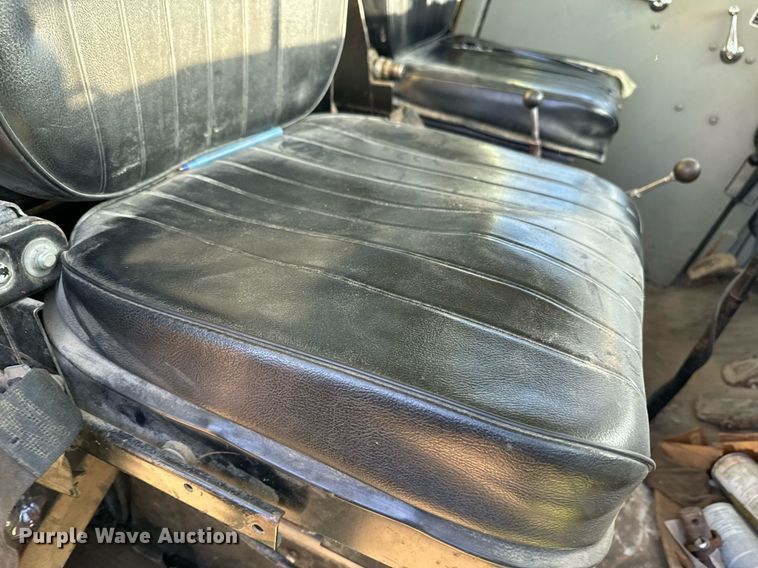 image for item EG6836 1985 Oshkosh P-2526-1 dump truck