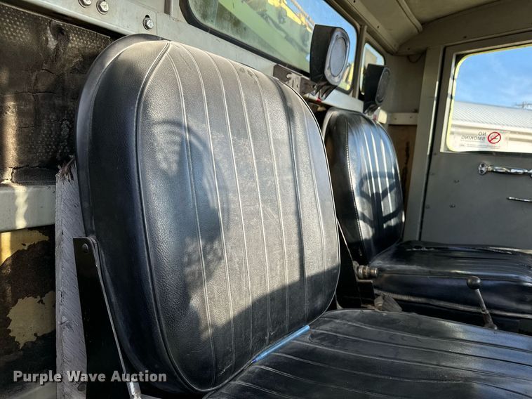 image for item EG6836 1985 Oshkosh P-2526-1 dump truck