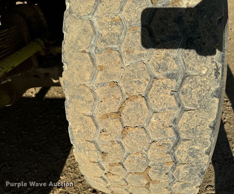 image for item EG6836 1985 Oshkosh P-2526-1 dump truck