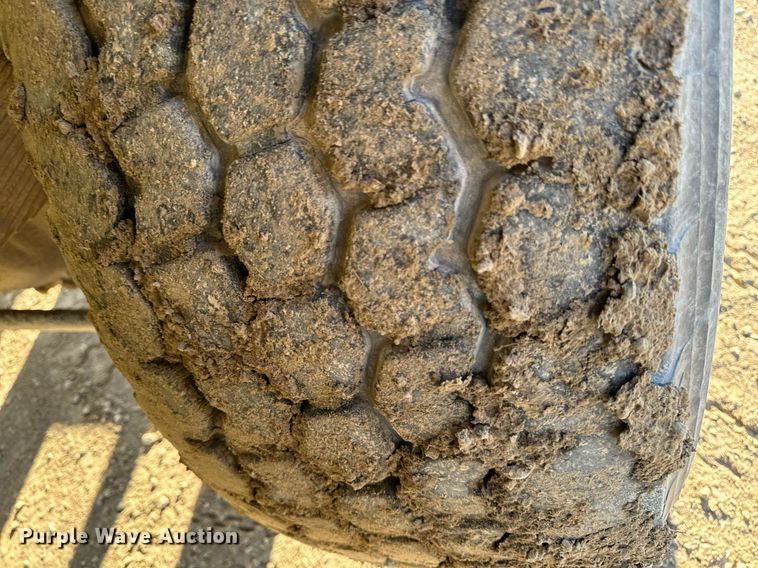 image for item EG6836 1985 Oshkosh P-2526-1 dump truck