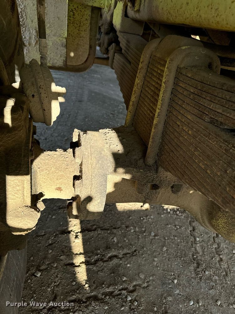 image for item EG6836 1985 Oshkosh P-2526-1 dump truck