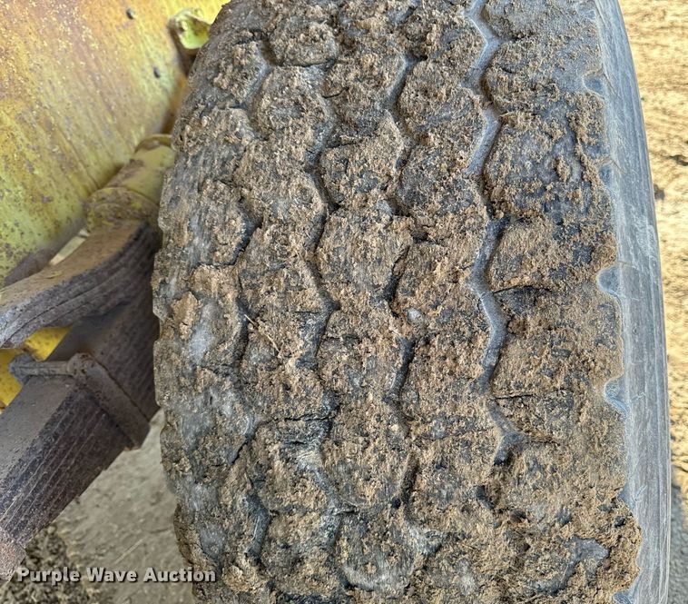 image for item EG6836 1985 Oshkosh P-2526-1 dump truck