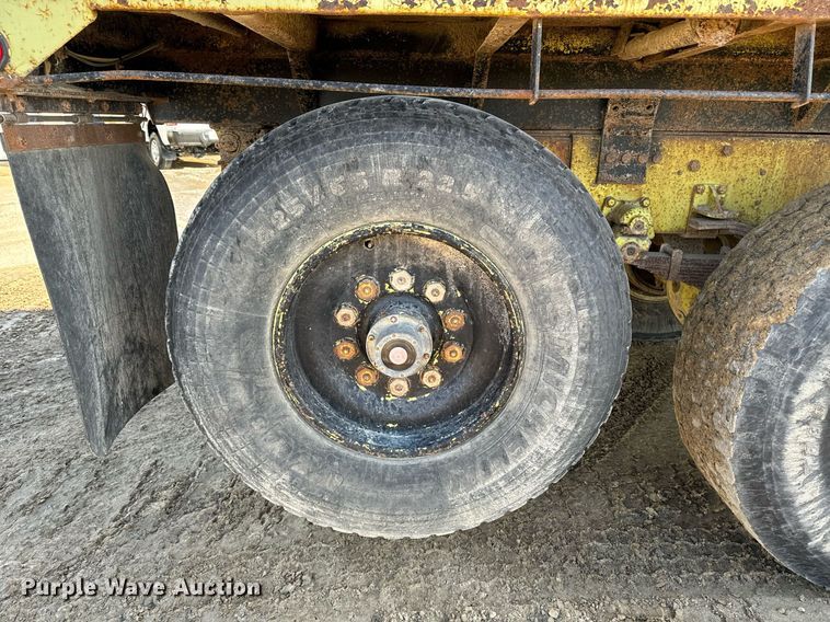 image for item EG6836 1985 Oshkosh P-2526-1 dump truck