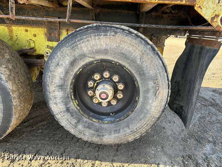 image for item EG6836 1985 Oshkosh P-2526-1 dump truck