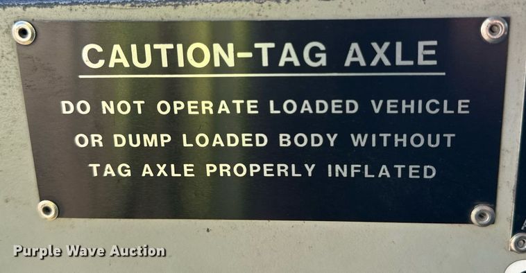 image for item EG6836 1985 Oshkosh P-2526-1 dump truck