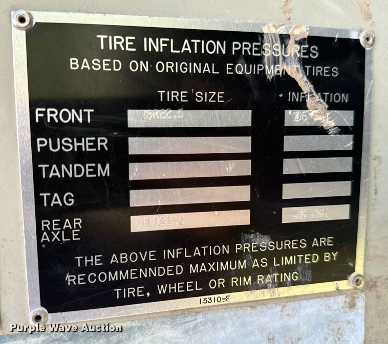 image for item EG6836 1985 Oshkosh P-2526-1 dump truck