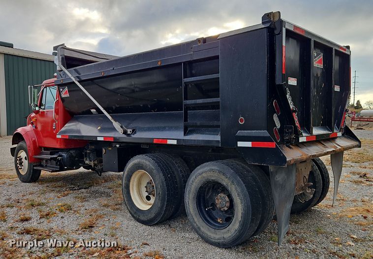 image for item EI8517 1999 International 4900 dump truck