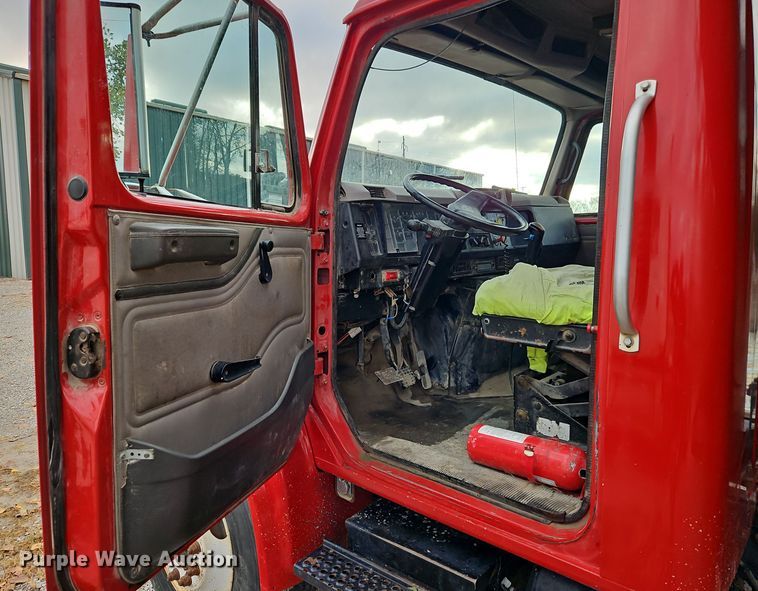 image for item EI8517 1999 International 4900 dump truck