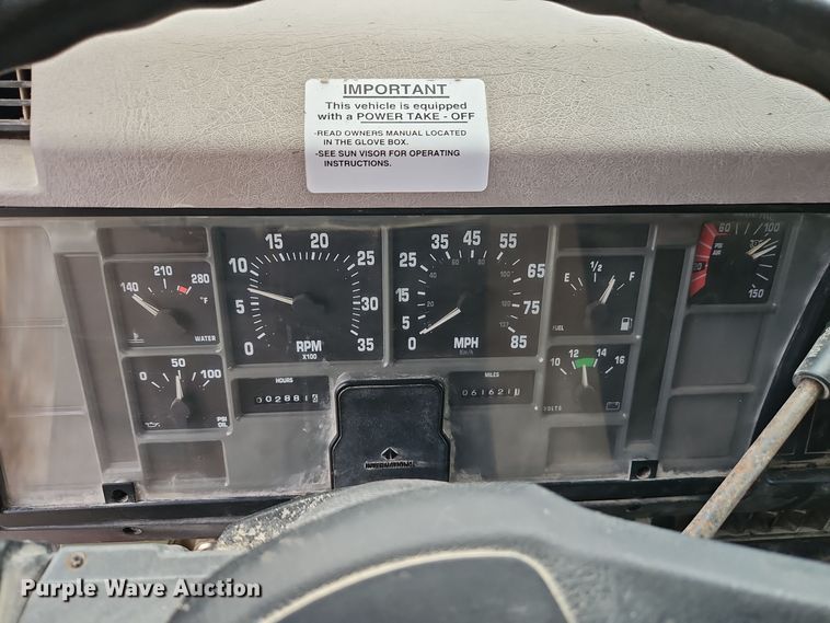 image for item EI8517 1999 International 4900 dump truck