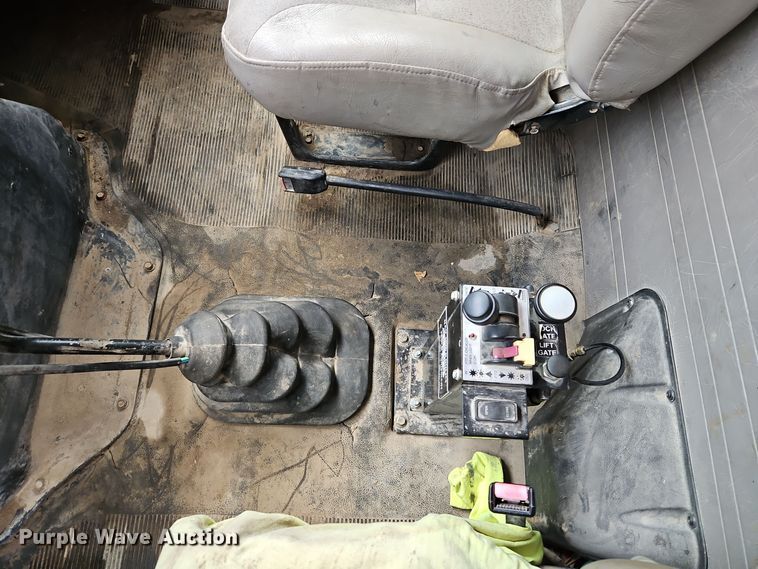 image for item EI8517 1999 International 4900 dump truck