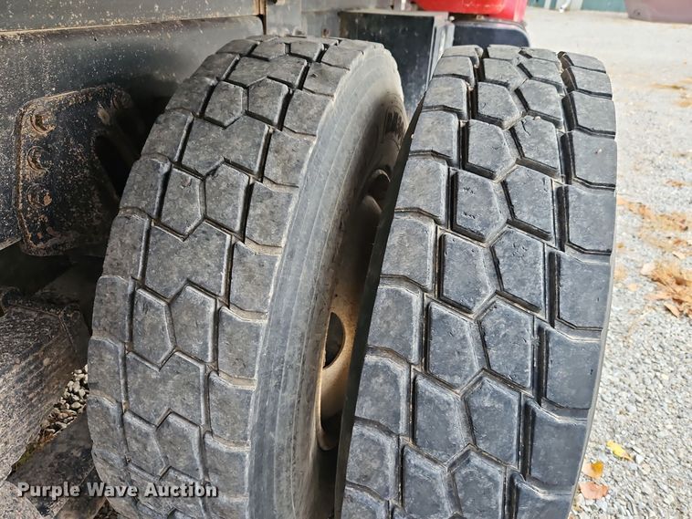 image for item EI8517 1999 International 4900 dump truck