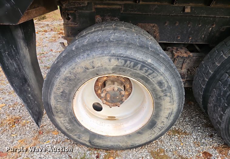 image for item EI8517 1999 International 4900 dump truck