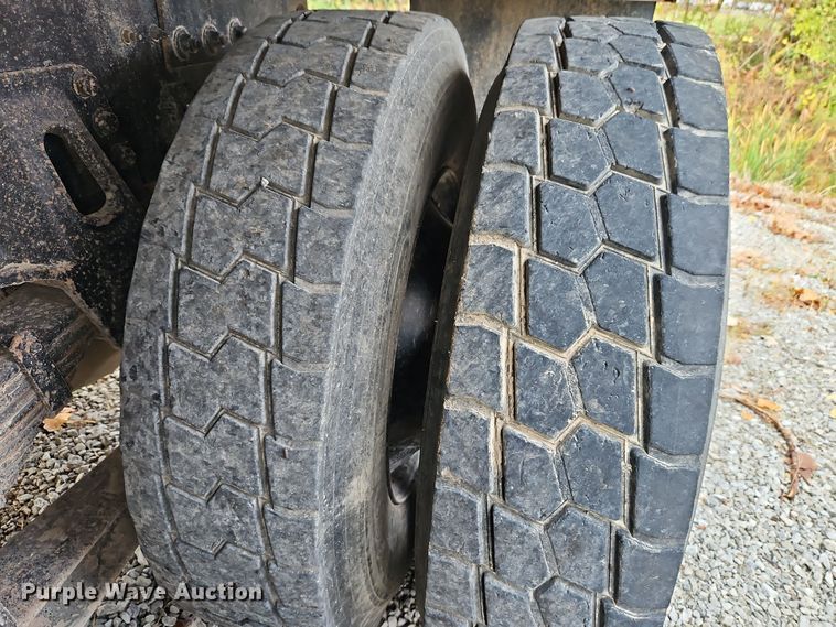 image for item EI8517 1999 International 4900 dump truck