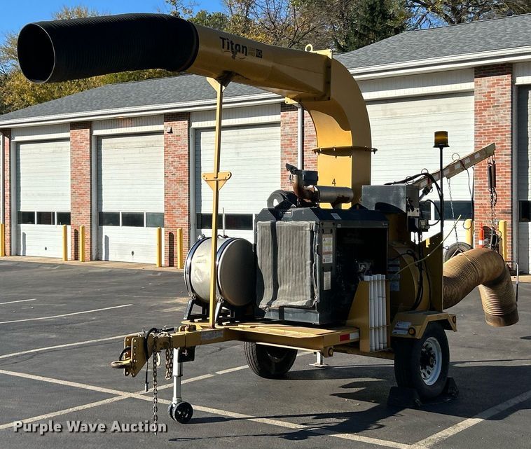 image for item EK3636 2013 Bonnell Titan Leaf Pro RCH leaf vacuum truck loader
