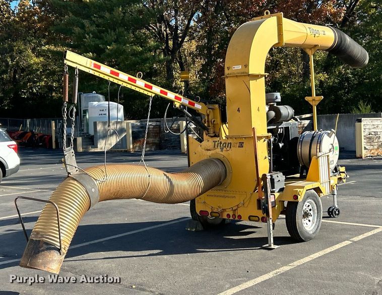 image for item EK3636 2013 Bonnell Titan Leaf Pro RCH leaf vacuum truck loader