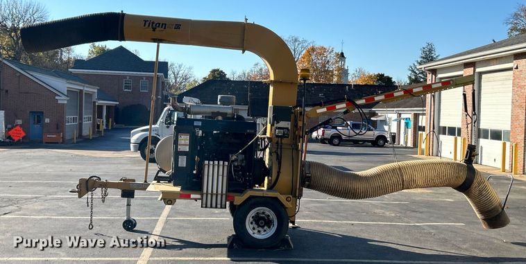 image for item EK3636 2013 Bonnell Titan Leaf Pro RCH leaf vacuum truck loader
