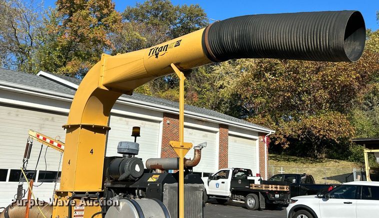 image for item EK3636 2013 Bonnell Titan Leaf Pro RCH leaf vacuum truck loader