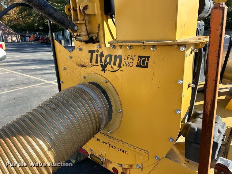 image for item EK3636 2013 Bonnell Titan Leaf Pro RCH leaf vacuum truck loader