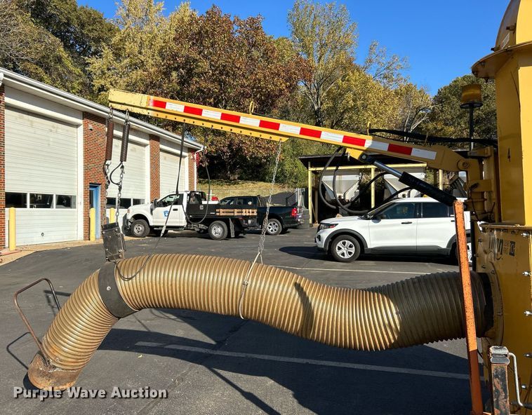 image for item EK3636 2013 Bonnell Titan Leaf Pro RCH leaf vacuum truck loader