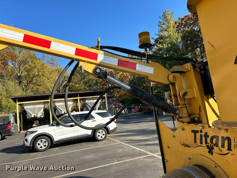 image for item EK3636 2013 Bonnell Titan Leaf Pro RCH leaf vacuum truck loader