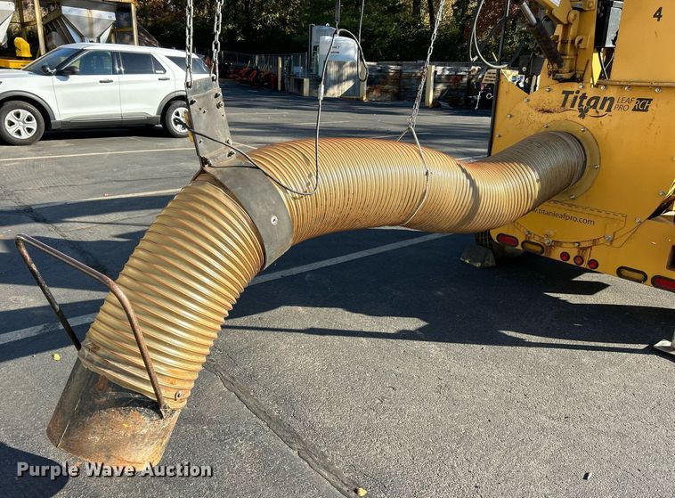 image for item EK3636 2013 Bonnell Titan Leaf Pro RCH leaf vacuum truck loader