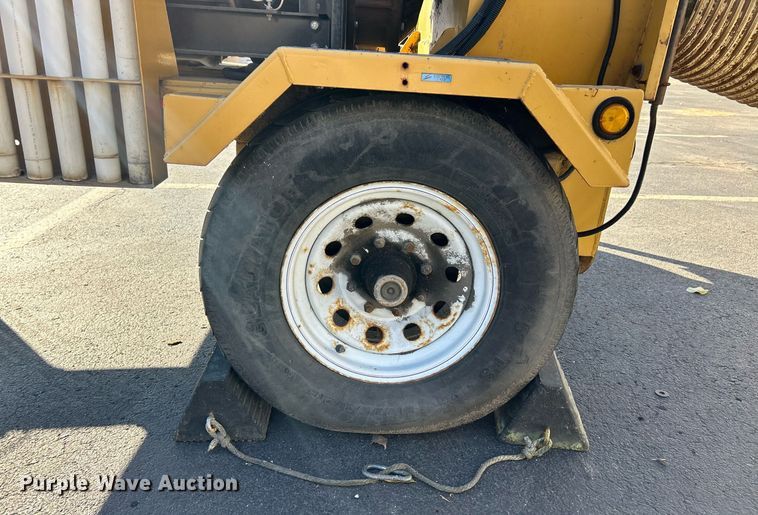 image for item EK3636 2013 Bonnell Titan Leaf Pro RCH leaf vacuum truck loader