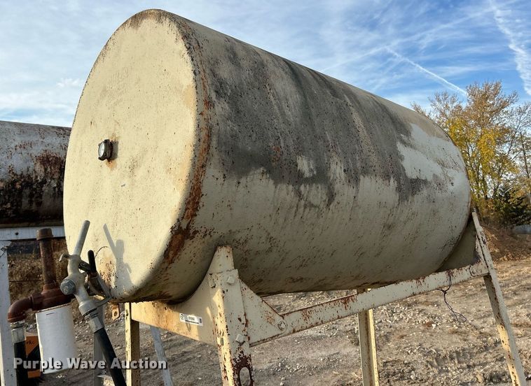 image for item EK3652 (2) fuel tanks