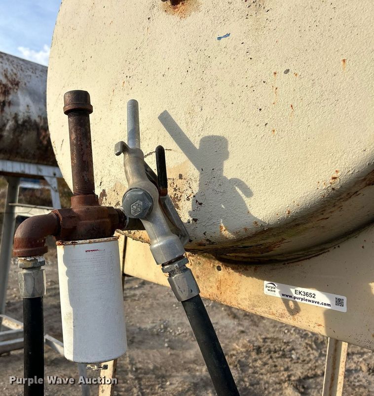 image for item EK3652 (2) fuel tanks