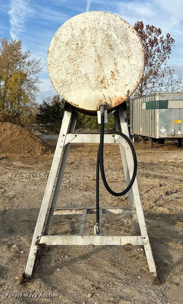 image for item EK3652 (2) fuel tanks